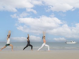 Séance de yoga sur la plage