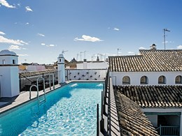 Pause rafraîchissante sur la terrasse avec piscine