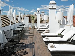 Savourez un moment ensoleillé sur le toit terrasse