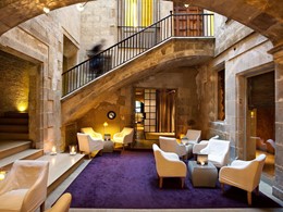 Le lobby de l'hôtel Neri situé en Espagne