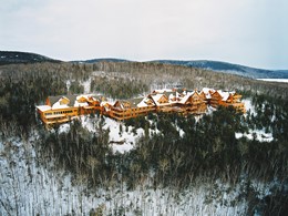 La façade de l'hôtel Sacacomie, une porte ouverte sur la nature