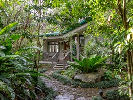 Des lodges nichés dans les jardins luxuriants