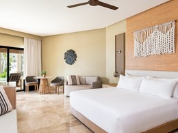 Club Level Junior Suite Pool View Swim Out King 