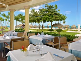 Restaurant avec vue sur jardins et la plage