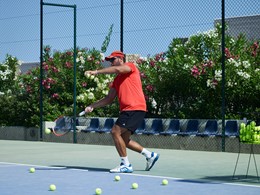 Le court de tennis de l'Ikaros Beach Luxury Resort