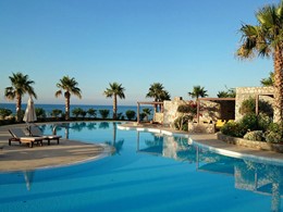 La piscine de l'Ikaros Beach Luxury Resort en Grèce