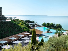 La piscine de l'hôtel Ikos Oceania avec vue sur la mer 
