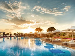 La superbe piscine de l'hôtel Ikos Olivia en Grèce