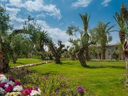 Les chambres de l'Ikos sont disséminées dans un beau jardin méditerranéen