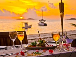 Un dîner romantique en bord de mer