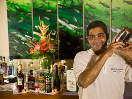 Sirotez des délicieux cocktails au bar de l'Indian Ocean Lodge
