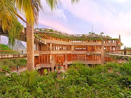 Vue de Jade Mountain, un hôtel à l'architecture raffinée et audacieuse