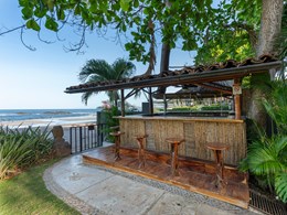 Un bar de plage au style tropical