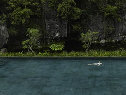 La longue piscine chauffée