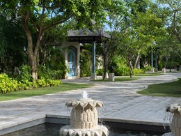 Promenez-vous dans les jardins du Jumeirah Bali