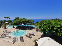 Rafraîchissez-vous au bord de la piscine 