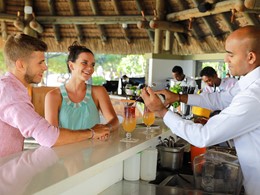 Sirotez de délicieux cocktails au bar