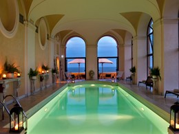 La piscine interieure de l'hôtel La Posta Vecchia