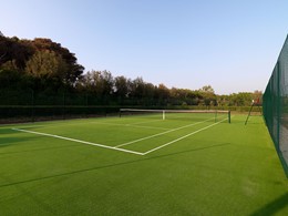 Le court de tennis de l'hôtel La Posta Vecchia en Italie