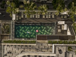Baignade sur le toit de l'hôtel