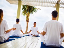 Yoga face à la mer au lever du soleil