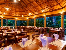 Cuisine costaricienne et internationale au restaurant