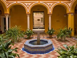 Un patio aux colonnades sculptées