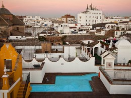 La piscine du toit de l'hôtel Las Casas de la Juderia avec vue sur quartier historique de Séville