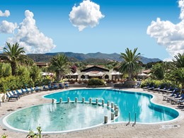 La magnifique piscine de l'hôtel Le Dune Resort et Spa