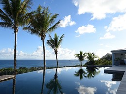 La superbe piscine de l'hôtel Le Toiny aux Antilles