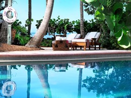Relaxez-vous au bord de la piscine du Little Palm Island.