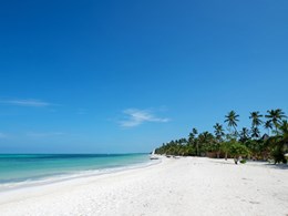 Découvrez la plage de sable blanc au bord de votre hôtel
