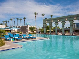Profitez de la superbe piscine du Luxor Hotel & Casino.