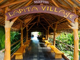 L'entrée de l'hôtel Maitai Lapita Village en Polynésie