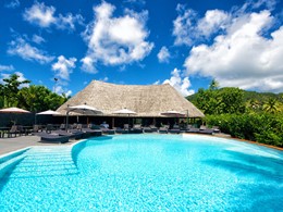 La piscine de l'hôtel Maitai Lapita Village en Polynésie