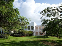 Le jardin verdoyant de l'hôtel Malliouhana à Anguilla