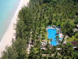 Vue aérienne de l'hôtel Outrigger Khao Lak Beach Resort situé à Khao Lak