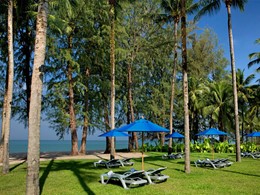 Détendez vous devant la plage du Outrigger Khao Lak Beach Resort