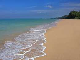 La plage de Bangsak où se trouve l'hôtel Outrigger Khao Lak Beach Resort