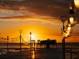 Dîner romantique face au coucher de soleil