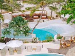 Profitez d'une pause au bord de la piscine