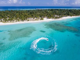 Situé sur l'une des plus grandes îles de l'atoll de Malé Nord 