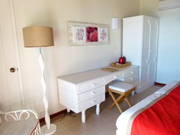 Découvrez les chambres simples et confortables de l'hôtel