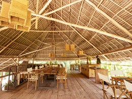 Le restaurant sous un grand toit de makuti