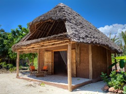 Des bungalows construits avec des matériaux naturels