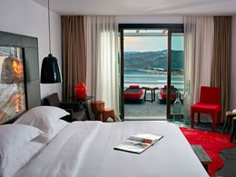 Pure with outdoor Jacuzzi® 