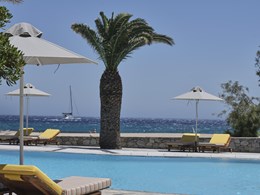Détente absolue au bord de la piscine