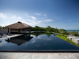 La piscine de l'hôtel Nizuc situé au Mexique