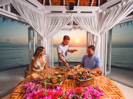Dîner romantique au coucher du soleil