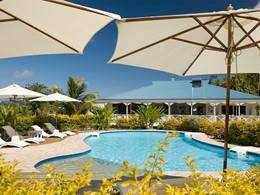 Vue de la piscine de l'Opoa Beach Hotel
